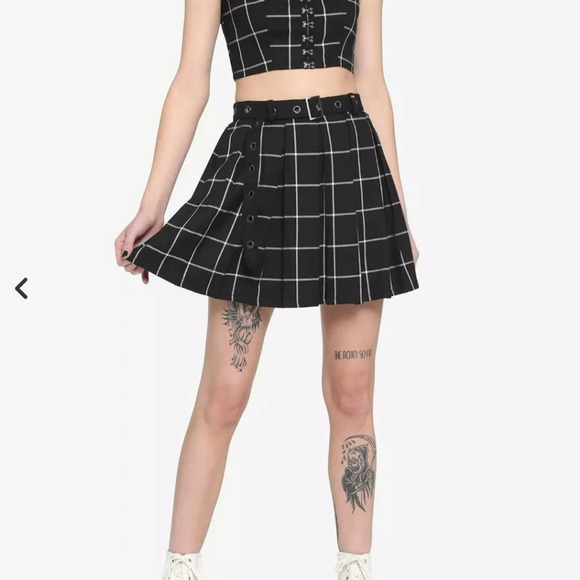 Hop Topic mini pleated goth black & white skirt, size large - Picture 2 of 5